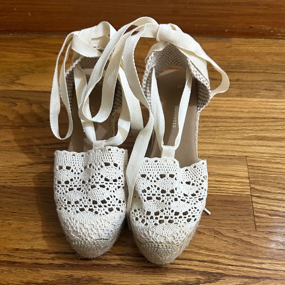 🛍️SALE🛍️ Anthropologie Emmylou Cream Crochet Lace-Up Wedge Espadrilles - Picture 2 of 7